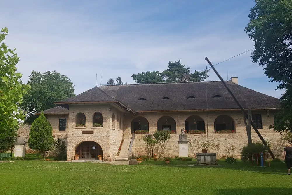 Complexul arhitectural medieval de la Brebu