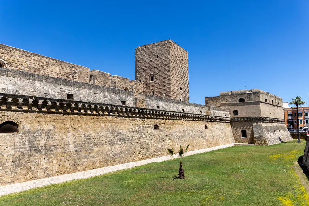 Castelul normando-svab (Castello Normanno Svevo)