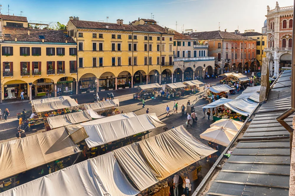 Piazza delle Erbe si Piazza della Frutta